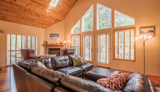 Squirrel's Nest-Stunning Chalet w/Summer Pool Access!