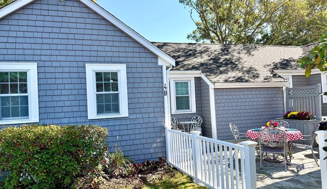 Steps to Keyes Memorial Beach. Minutes to Downtown Hyannis. Pool. Private patio.