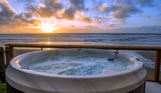 Steps to the sandy beach, hot tub & family friendly