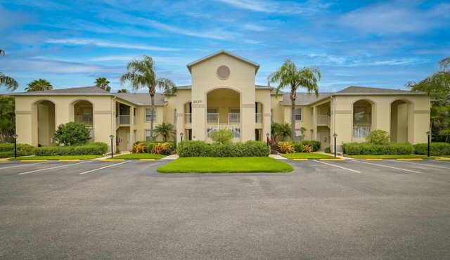 Stoneybrook - Second Floor Condo overlooking the Green in Estero