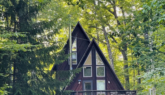 Storybook A-Frame Retreat in Mt Lake District off Kancamagus Highway