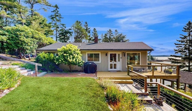 Stunning artist's retreat with ocean view & amazing deck, near Reid State Park
