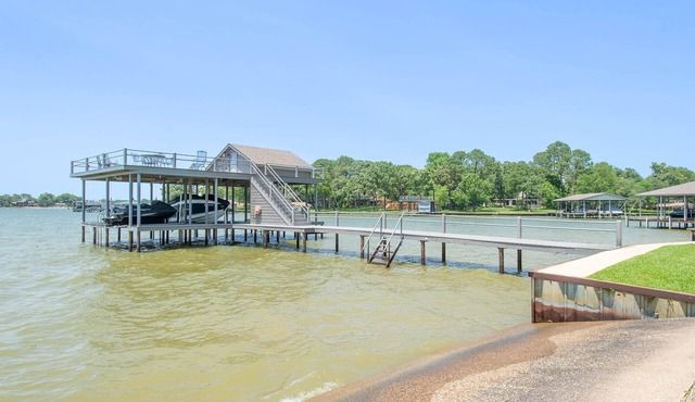 Stunning Five Bedroom Escape - Great Water!