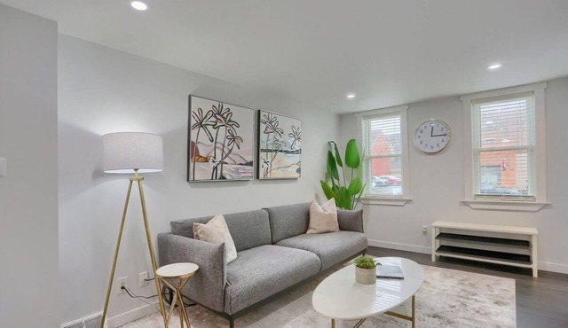 Stylish & Central 3BD Home Pittsburgh/North Side with Free Street Parking