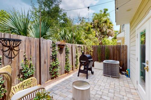 Stylish dog-friendly townhome with firepit & enclosed yard - blocks to downtown