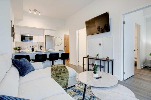 Stylish Downtown Suite with Patio & City Views in Kitchener