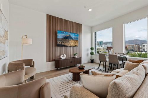 Stylish SLC Getaway 2-Bed 2-Bath with Balcony
