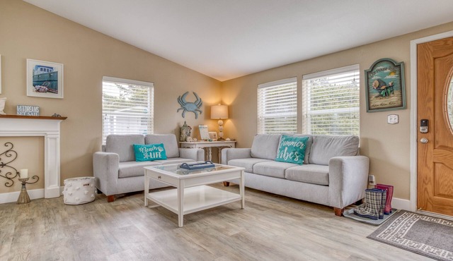 Stylish Updates, King Suite w/Soaking Tub, Pool Access in this Popular Cottage!