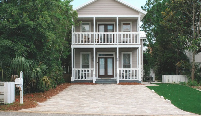 Sugar Sand Bungalow - Walk to Beach and Beautiful Community Pool!