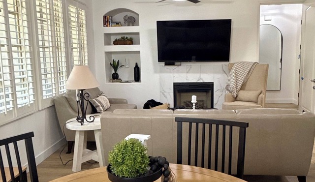 Summer get away in a newly renovated 3 bed/3 bath poolside, mountain view villa! in La Quinta