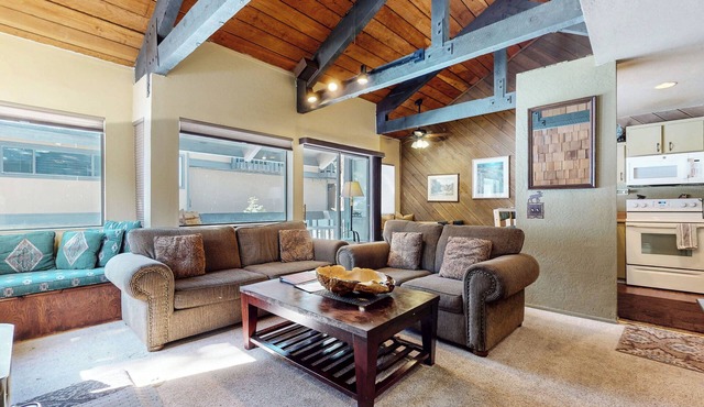 Summer Mammoth Get-A-Way! Near the Sierra Star Golf Course and Pool On-site!
