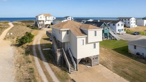 Summer Nights 4 Bedroom Oceanside Home in Kill Devil Hills