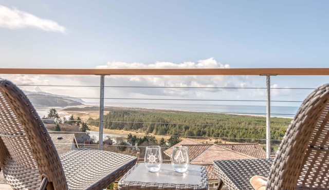 Summit Lighthouse - Meredith Lodging, Ocean Views, Pacific City Hillside Haven