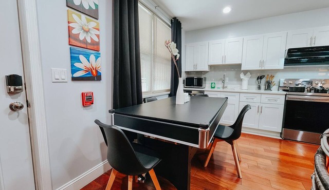Sun/3 King Beds/2 Free Driveway Parking