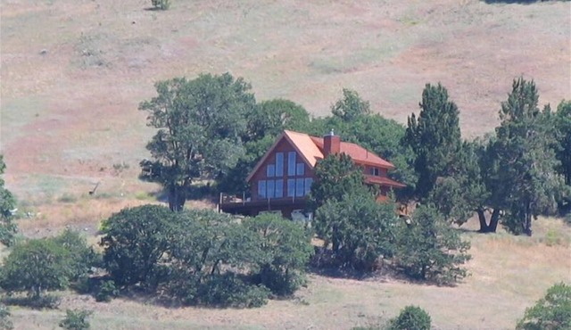 Sunset Chalet - 2300 sq.ft. Multi-Seasonal retreat only15 minutes from Ashland !