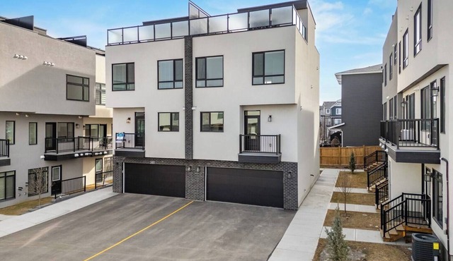 The Elevated Escape 5B w/Rooftop, Parking x4, AC in Calgary