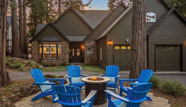 The Grand View- Gorgeous Family Friendly 4 bedroom home with Game Room.