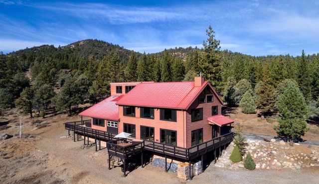 THE HAWK'S NEST RETREAT - A Stunning Family and Corporate Retreat