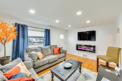 'The Maple Tree' Home: 14 Mi to Downtown Cleveland in Maple Heights
