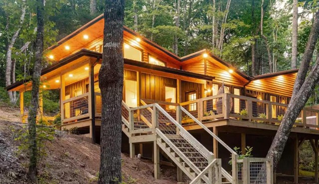 The Onyx - Walk to Falls, Hot Tub, Resort Access, Luxe Approved