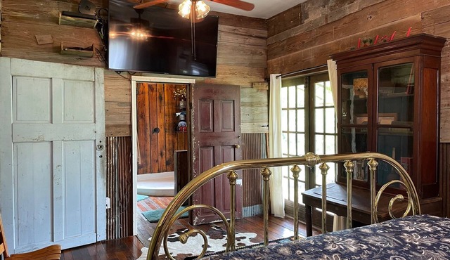 The Rustic Hideaway - Pool & 2 Hot Tubs! in Mart