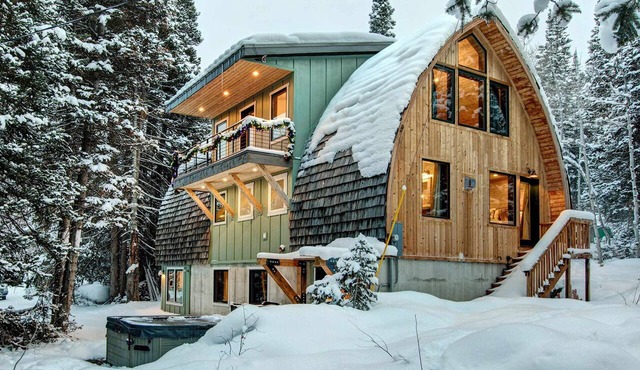 The Silverstrike mountain cabin with hot tub, in Brighton in Brighton