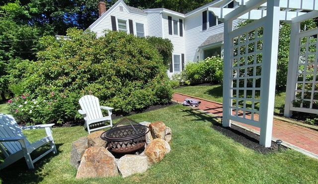THE SIRENS SONG: RECENTLY RENOVATED UPSCALE FARMHOUSE - WALK TO TOWN & BEACH! in Ogunquit