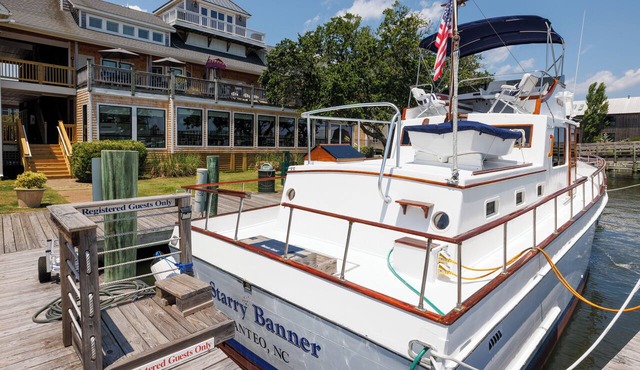 THE STARRY BANNER! Classic yacht docked in historic downtown Manteo Marina