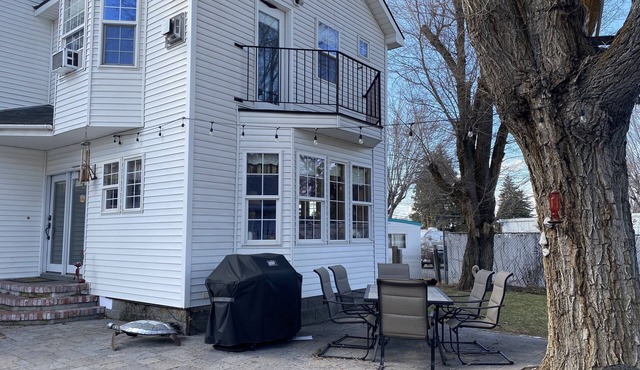 THE WHITE HAVEN 7 beds, large yard, pets