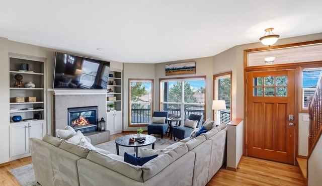 TheNest @Eagle Crest! Your gateway stop to R&R: Private Hot tub, deck & patios