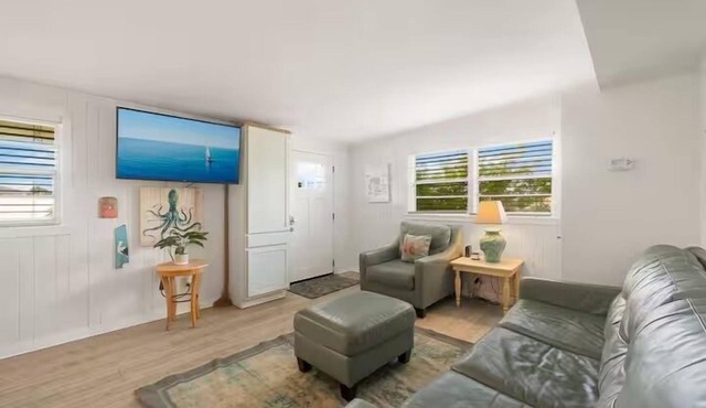 This eclectic beach cottage is just a 3-minute walk to sugar-white sand and turquoise Gulf waters. Tucked in a quiet area yet close to the action, enjoy FREE Wi-Fi, Netflix, parking, coffee, and a private enclosed porch. 🌊✨