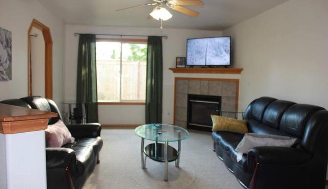 Three-Bedroom Two Bath Home Private Home in Everett