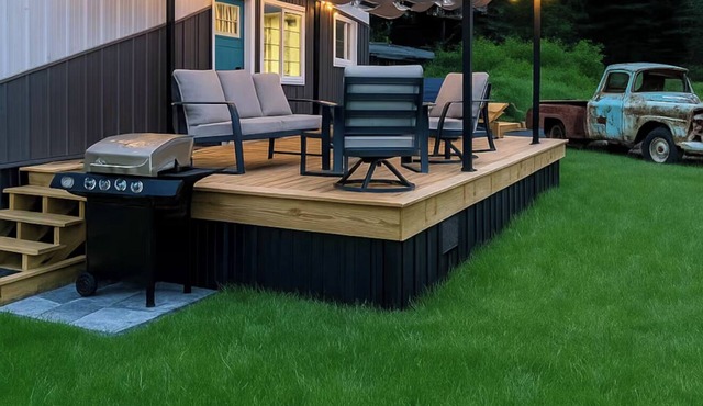 Tiny Tin Haven Mountain Views + Private Deck in Hayesville