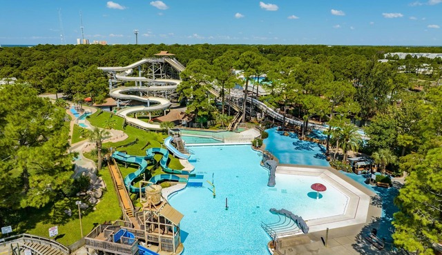 Townhome steps to beach w/hot tub & free parking
