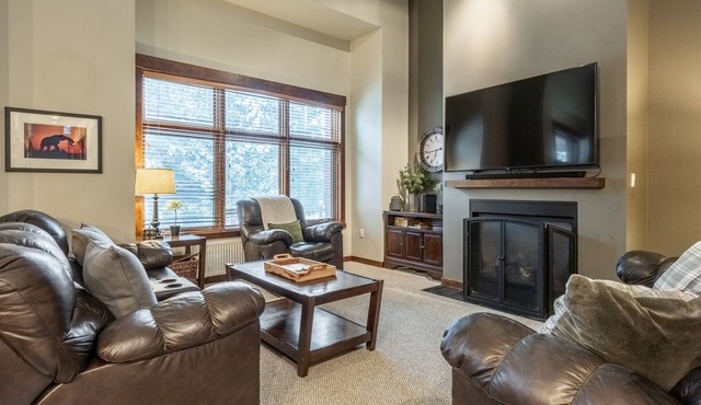 Townhome with Shared Hot Tub, Mountain and Golf Course Views; An Easy Walk to Ea