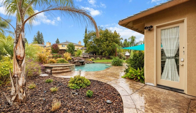 Tranquil Retreat: Pool, Spa, Firepit, Peloton, WFH