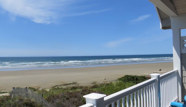Traxlers Surfside Cottage-Beachfront Bliss Awaits