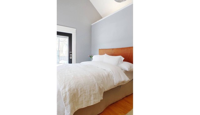 Under the Hemlocks – Boutique Retreat – UMass & Amherst College minutes away.