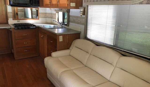 Unique private RV stay with full hookups, direct Manhattan bus 2 blocks away