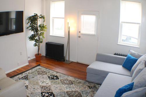 Urban Oasis - 3BR 2BA - City View- Private Parking