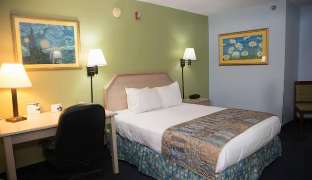 Value-Packed Stay w/Free Parking | Near Gulfarium Marine Adventure Park - 3.7mi