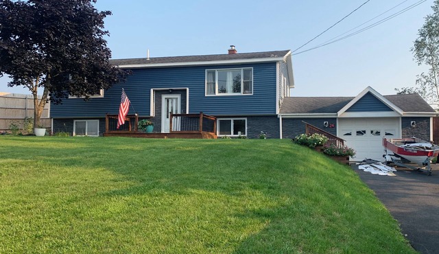 Veteran Owned, charming 4-bedroom house with WiFi, AC in lovely Presque Isle