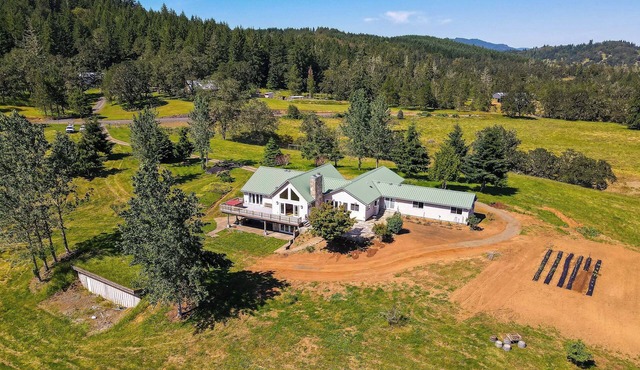 Vineyard Farmhouse in Oakland w/Hot Tub!