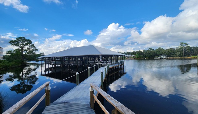 Walking distance to Tootsie's. Waterfront. NO PARKING FEES.