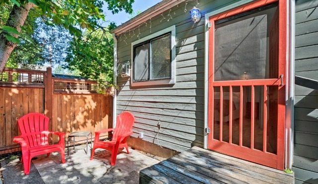 Warm and Inviting Ashland Cottage Less Than Half-Mile to SOU
