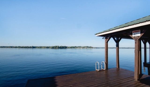*Waterfront* charming cabin w/private boat dock