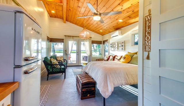 Waterfront Colonels Island Vacation Rental Studio! in Midway