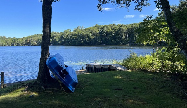 Waterfront on Lake! 6 bd, 2 bth. Central Air. Huge Deck. Paddle boat!