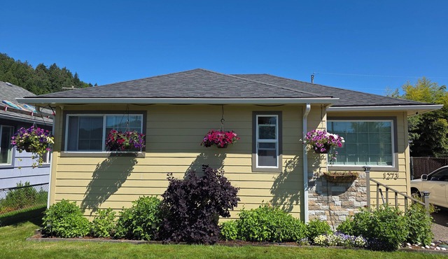 Welcome to the Dahlia house, a charming coastal retreat