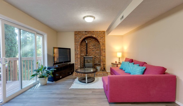 West Linn modern 2 rooms, EV charger, patio, fire pit, forest view, deer glazing